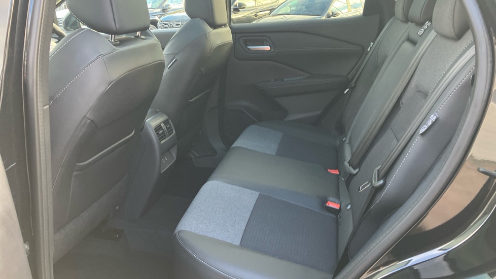 Nissan Qashqai 1.3 DiG-T MH N-Connecta 5dr Petrol Hatchback - Image 16