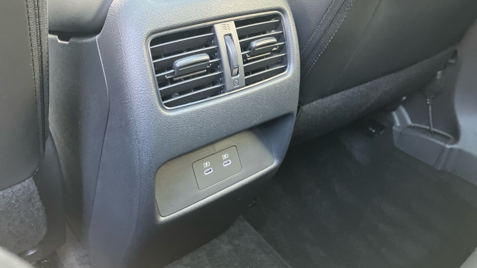 Nissan Qashqai 1.3 DiG-T MH N-Connecta 5dr Petrol Hatchback - Image 28