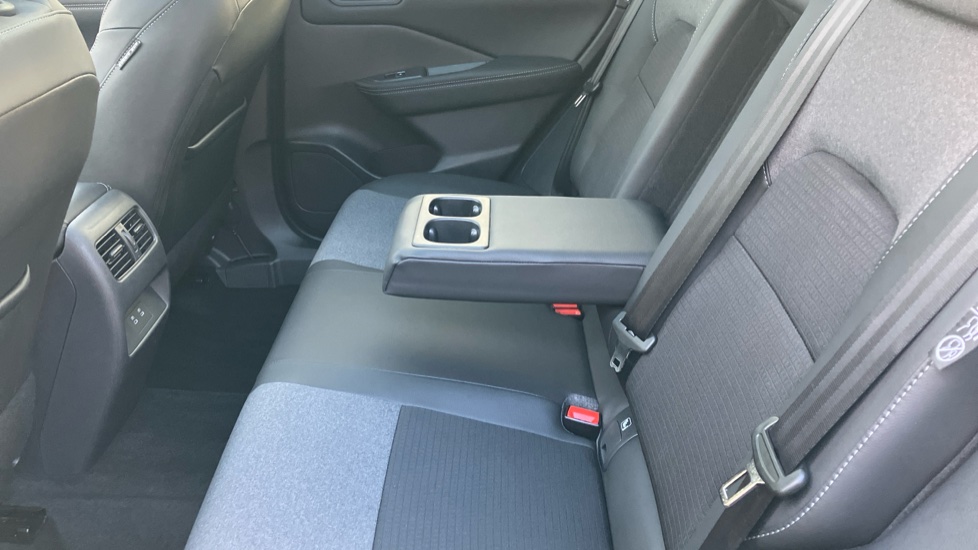 Nissan Qashqai 1.3 DiG-T MH N-Connecta 5dr Petrol Hatchback - Image 29