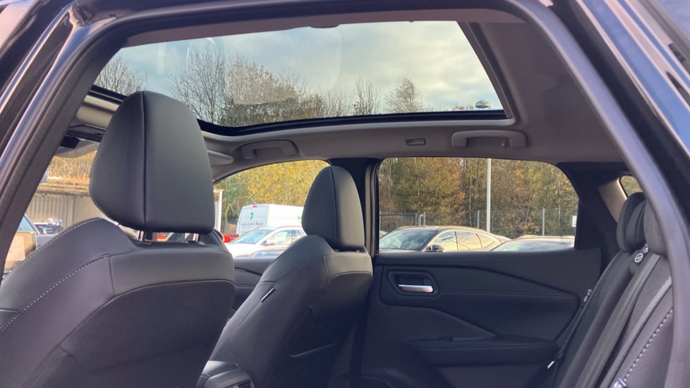 Nissan Qashqai 1.3 DiG-T MH N-Connecta 5dr Petrol Hatchback - Image 30