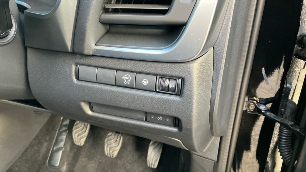 Nissan Qashqai 1.3 DiG-T MH N-Connecta 5dr Petrol Hatchback - Image 32