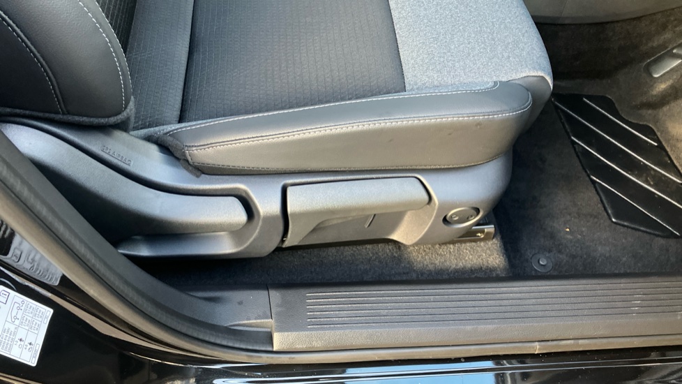 Nissan Qashqai 1.3 DiG-T MH N-Connecta 5dr Petrol Hatchback - Image 33