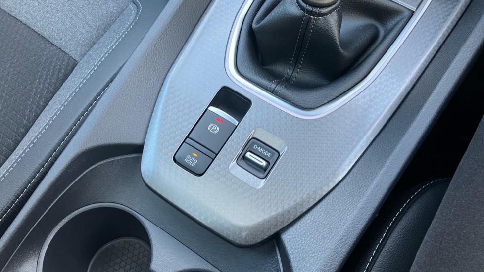 Nissan Qashqai 1.3 DiG-T MH N-Connecta 5dr Petrol Hatchback - Image 34