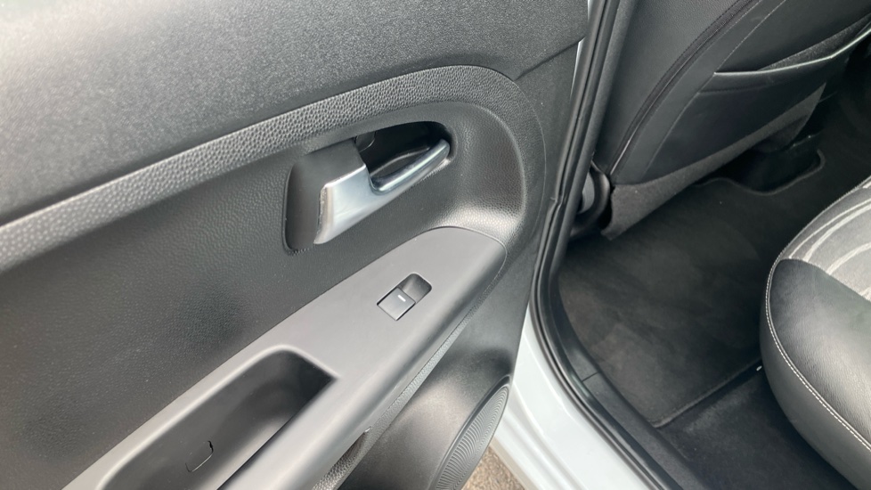 Kia Venga 1.6 4 5dr Auto [6] Petrol Hatchback - Image 30