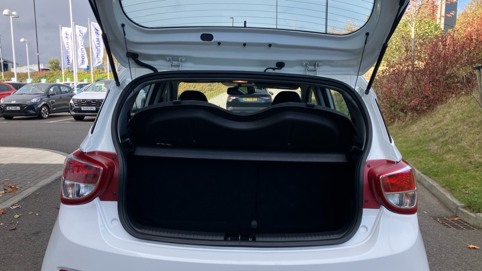 Hyundai i10 1.0 Blue Drive Premium 5dr Petrol Hatchback - Image 4