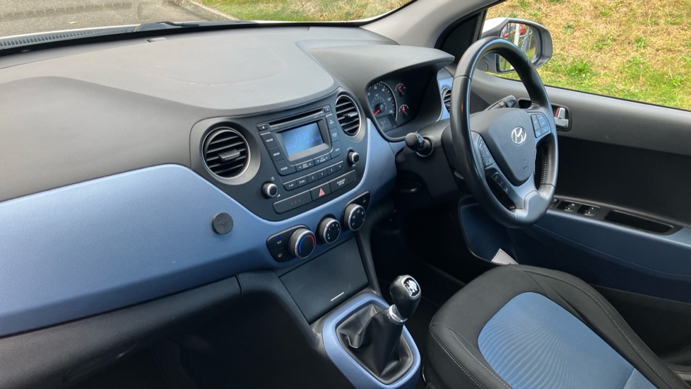 Hyundai i10 1.0 Blue Drive Premium 5dr Petrol Hatchback - Image 9