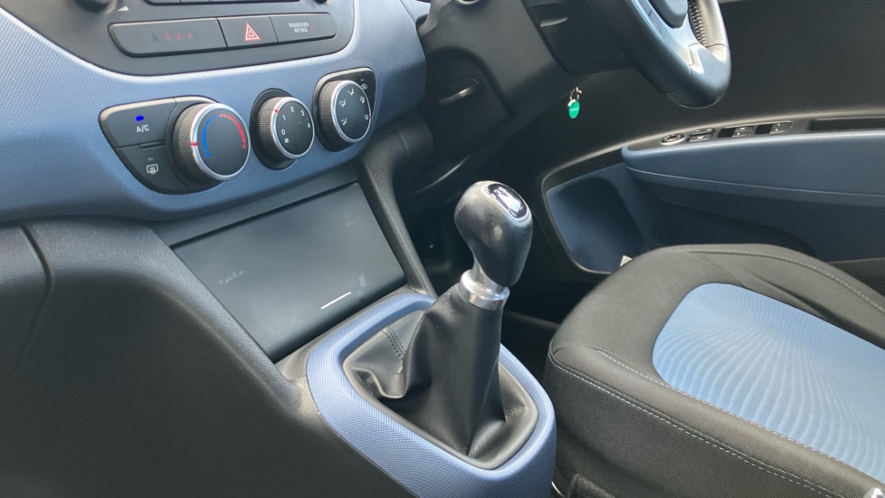 Hyundai i10 1.0 Blue Drive Premium 5dr Petrol Hatchback - Image 13