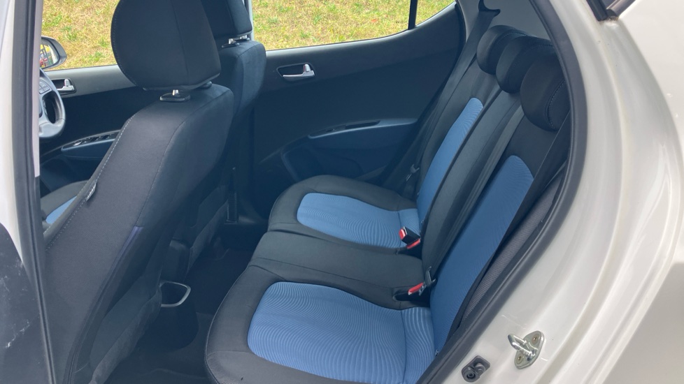 Hyundai i10 1.0 Blue Drive Premium 5dr Petrol Hatchback - Image 16