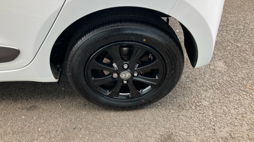 Hyundai i10 1.0 Blue Drive Premium 5dr Petrol Hatchback - Image 27