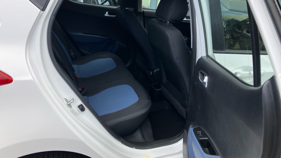 Hyundai i10 1.0 Blue Drive Premium 5dr Petrol Hatchback - Image 29