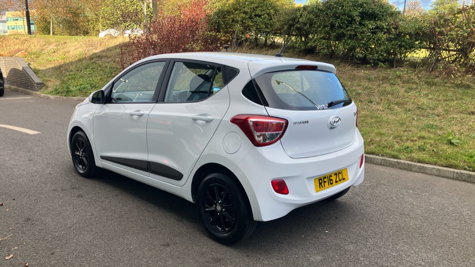 Hyundai i10 1.0 Blue Drive Premium 5dr Petrol Hatchback - Image 30