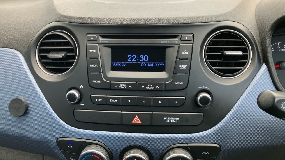 Hyundai i10 1.0 Blue Drive Premium 5dr Petrol Hatchback - Image 45