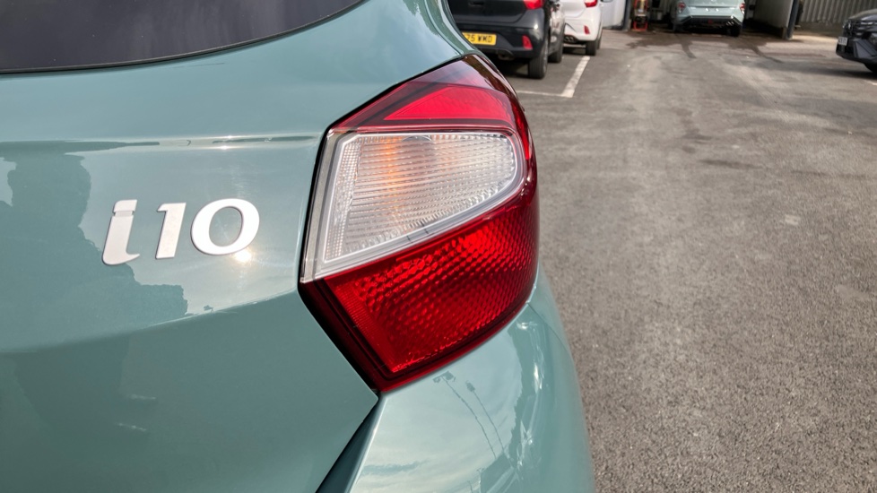 Hyundai i10 1.0 MPi Premium 5dr Petrol Hatchback - Image 21