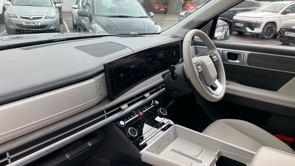 Hyundai SANTA FE 1.6 TGDi Plug-in Hybrid Ultimate 5dr 4WD Auto Estate - Image 9