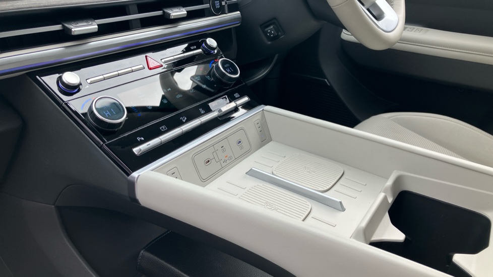 Hyundai SANTA FE 1.6 TGDi Plug-in Hybrid Ultimate 5dr 4WD Auto Estate - Image 13