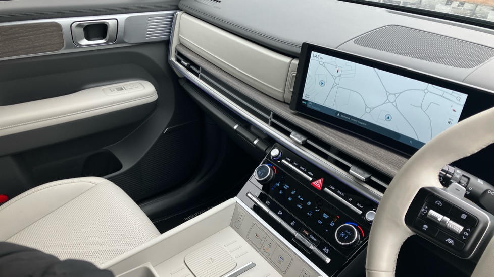 Hyundai SANTA FE 1.6 TGDi Plug-in Hybrid Ultimate 5dr 4WD Auto Estate - Image 14