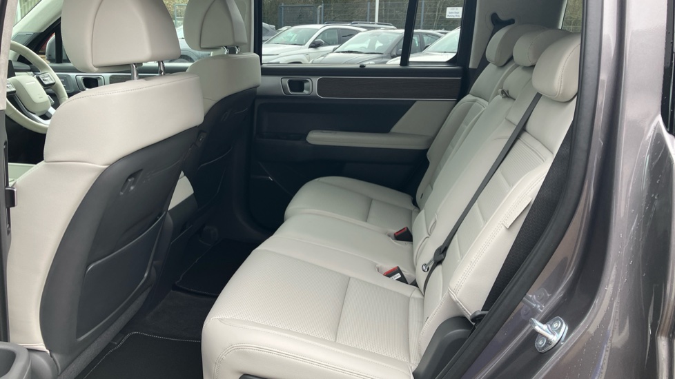 Hyundai SANTA FE 1.6 TGDi Plug-in Hybrid Ultimate 5dr 4WD Auto Estate - Image 16