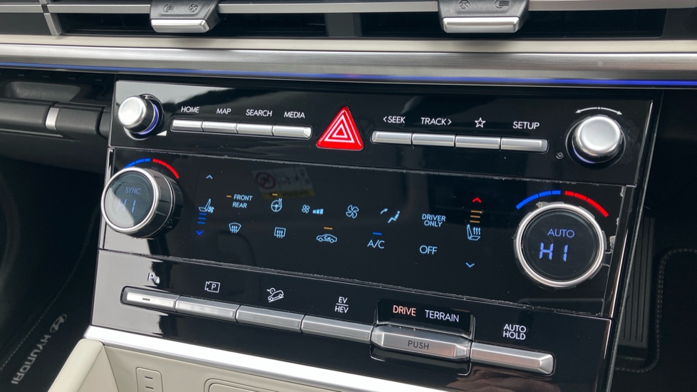 Hyundai SANTA FE 1.6 TGDi Plug-in Hybrid Ultimate 5dr 4WD Auto Estate - Image 41