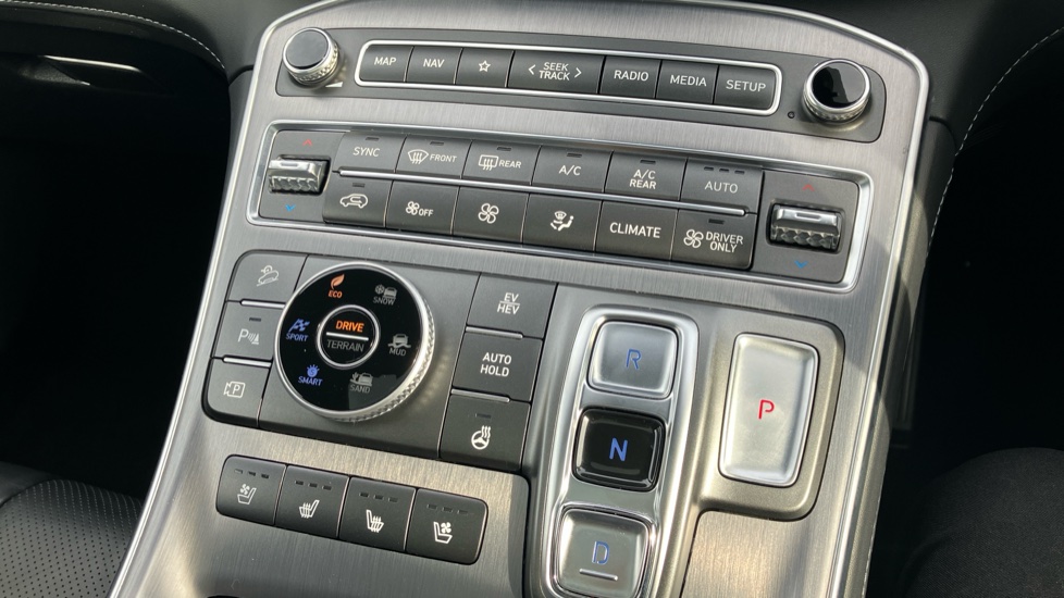Hyundai SANTA FE 1.6 TGDi Plug-in Hybrid Ultimate 5dr 4WD Auto Estate - Image 39