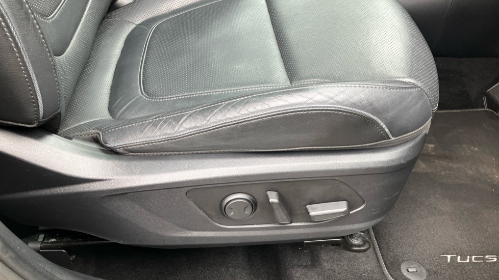 Hyundai TUCSON 1.6 TGDi 48V MHD Ultimate 5dr 2WD DCT Petrol Estate - Image 35