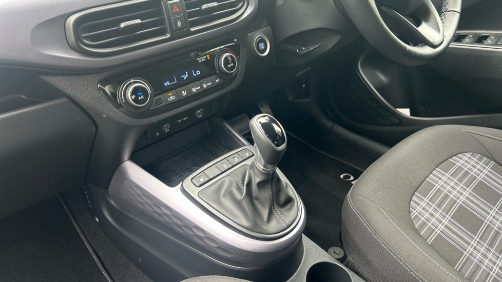 Hyundai i10 1.2 [79] Premium 5dr Auto [Nav] Petrol Hatchback - Image 13
