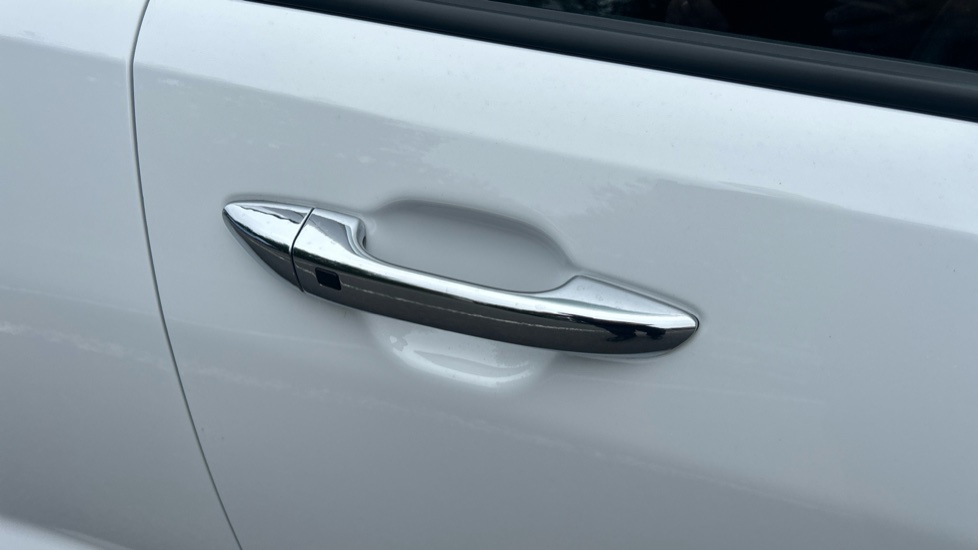 Hyundai i10 1.2 [79] Premium 5dr Auto [Nav] Petrol Hatchback - Image 29
