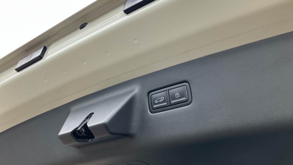 Hyundai SANTA FE 1.6 TGDi 288 PHEV Calligraphy 5dr 4WD Auto Estate - Image 23