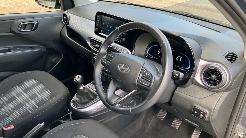 Hyundai i10 1.0 MPi Premium 5dr Petrol Hatchback - Image 11