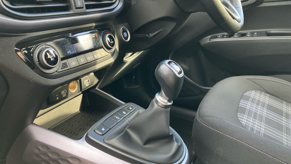 Hyundai i10 1.0 MPi Premium 5dr Petrol Hatchback - Image 13