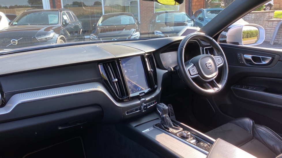 Volvo XC60 II D4 RDesign Pro Automatic ( Heated Steering Wheel