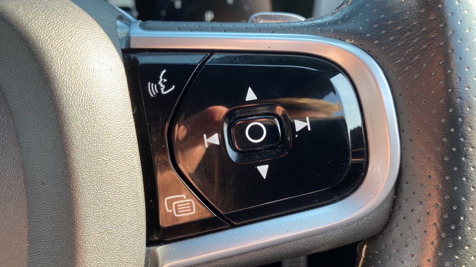 Volvo XC60 II D4 RDesign Pro Automatic ( Heated Steering Wheel