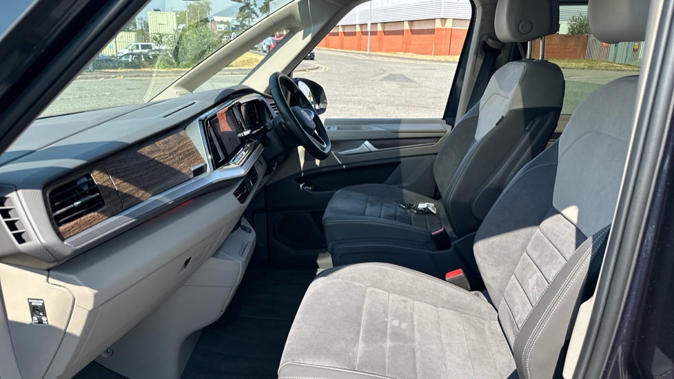 Volkswagen Multivan 1.5 TSI eHybrid Style 5dr LWB 4MOTION DSG Estate - Image 2