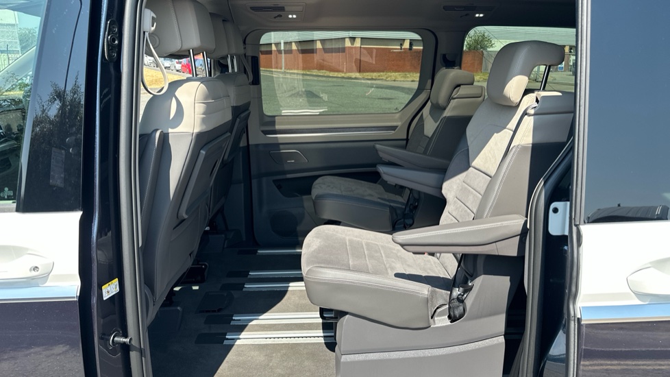 Volkswagen Multivan 1.5 TSI eHybrid Style 5dr LWB 4MOTION DSG Estate - Image 9