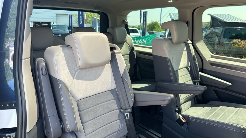 Volkswagen Multivan 1.5 TSI eHybrid Style 5dr LWB 4MOTION DSG Estate - Image 17