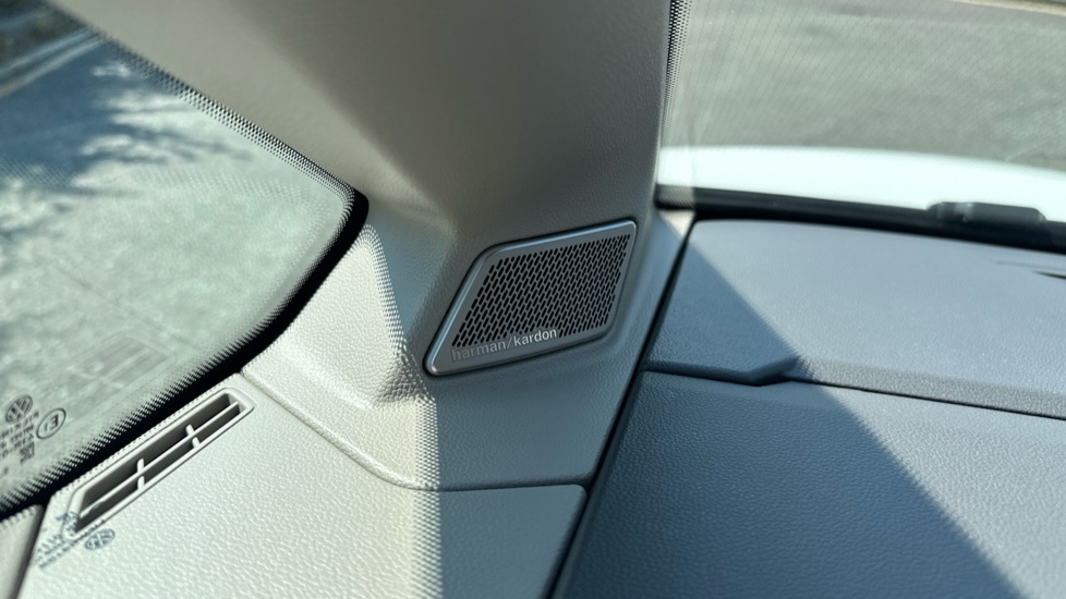 Volkswagen Multivan 1.5 TSI eHybrid Style 5dr LWB 4MOTION DSG Estate - Image 24