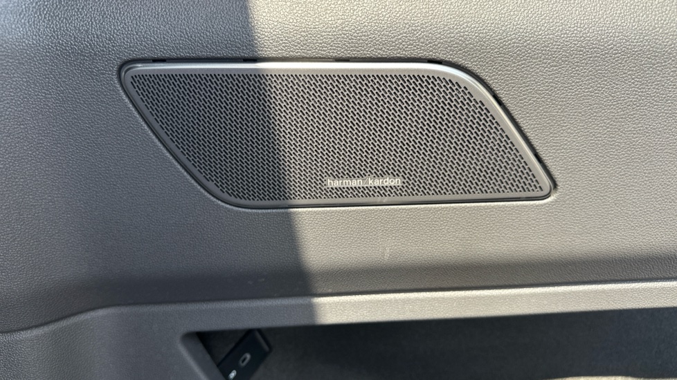 Volkswagen Multivan 1.5 TSI eHybrid Style 5dr LWB 4MOTION DSG Estate - Image 27