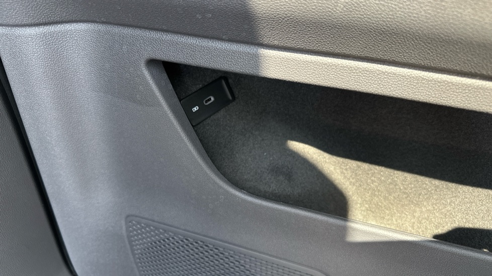 Volkswagen Multivan 1.5 TSI eHybrid Style 5dr LWB 4MOTION DSG Estate - Image 28