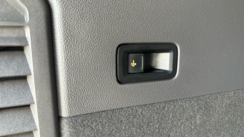 Volkswagen Multivan 1.5 TSI eHybrid Style 5dr LWB 4MOTION DSG Estate - Image 36