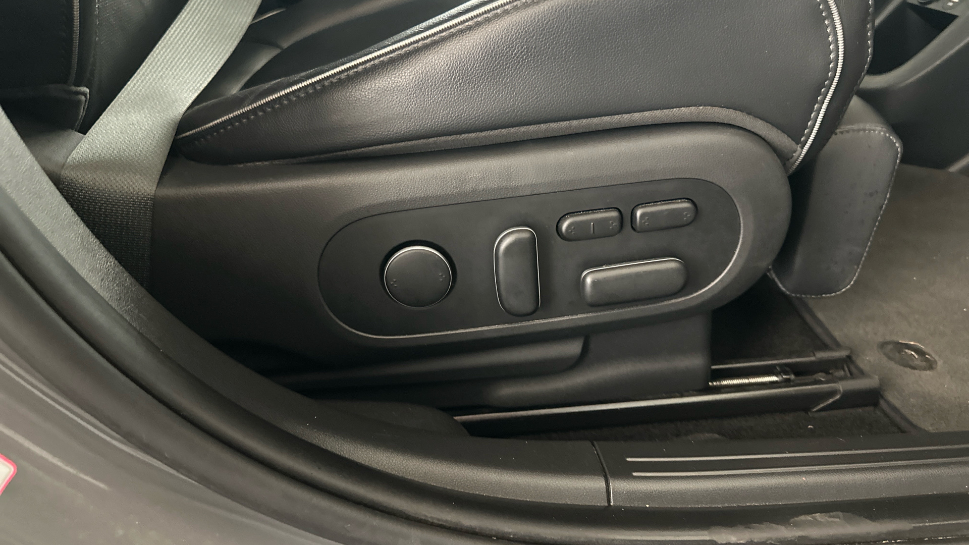 4049218 160kW Ultimate 73 kWh 5dr Auto [Tech]