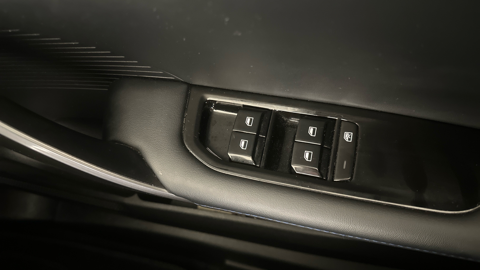 4020817 150kW Trophy EV Long Range 64kWh 5dr Auto