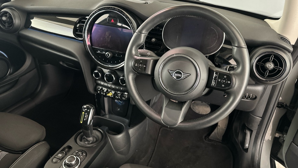 MINI HATCHBACK Image 9