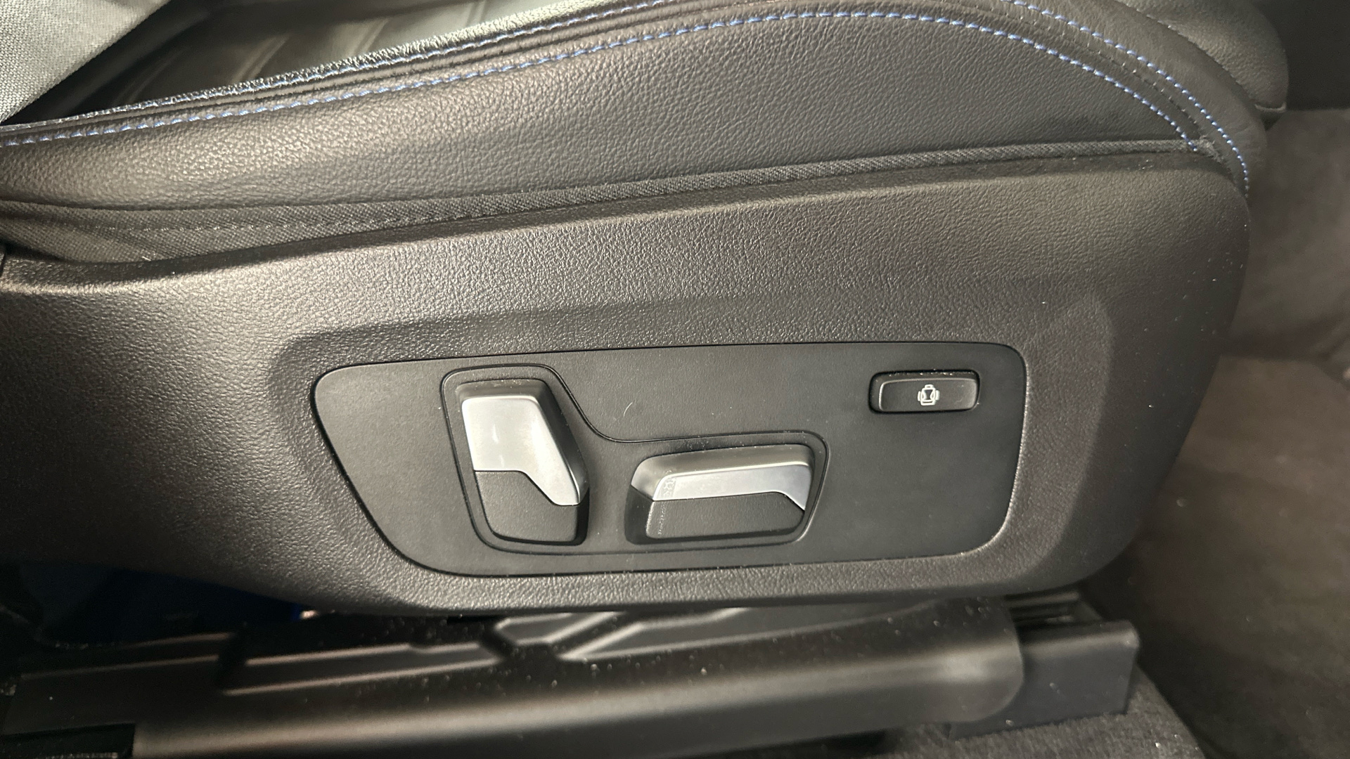 4020724 210kW M Sport 80kWh 5dr Auto