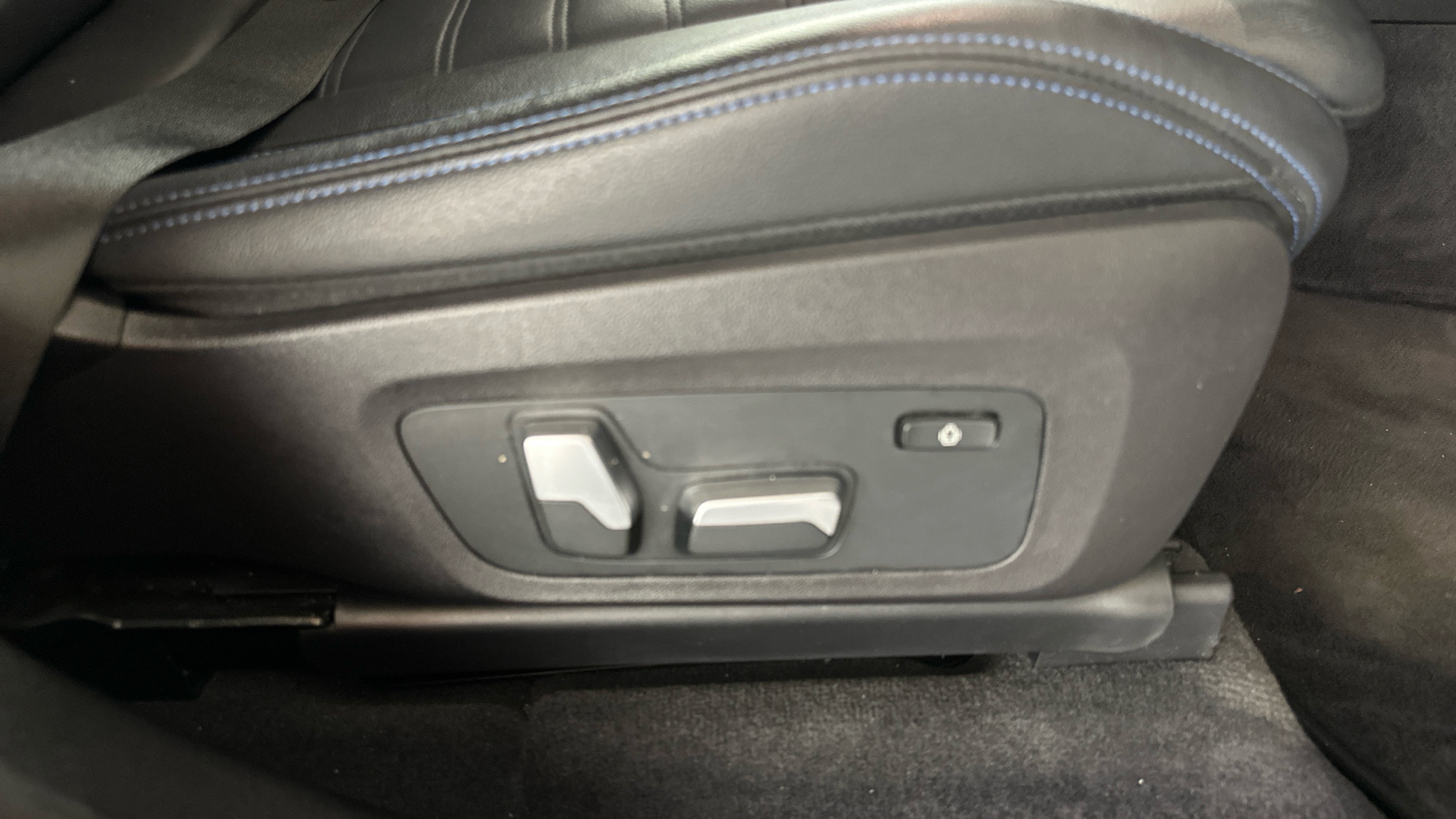 4020714 210kW M Sport 80kWh 5dr Auto