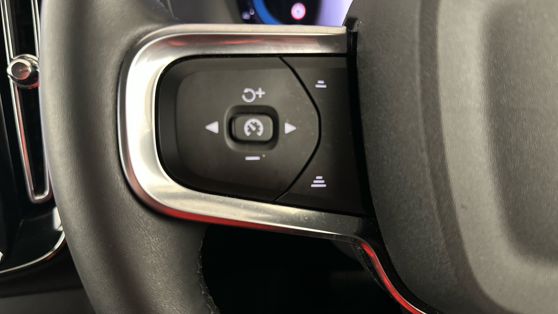 4049538 2.0 B3P Plus Dark 5dr Auto