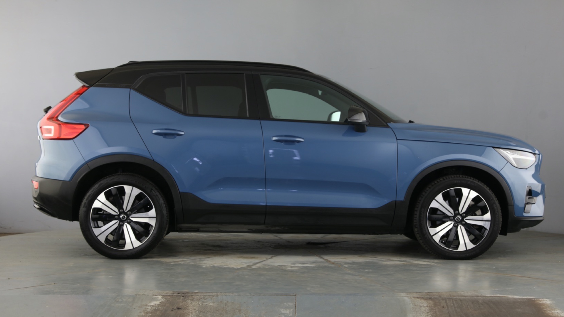 4020718 170kW Recharge Plus 69kWh 5dr Auto