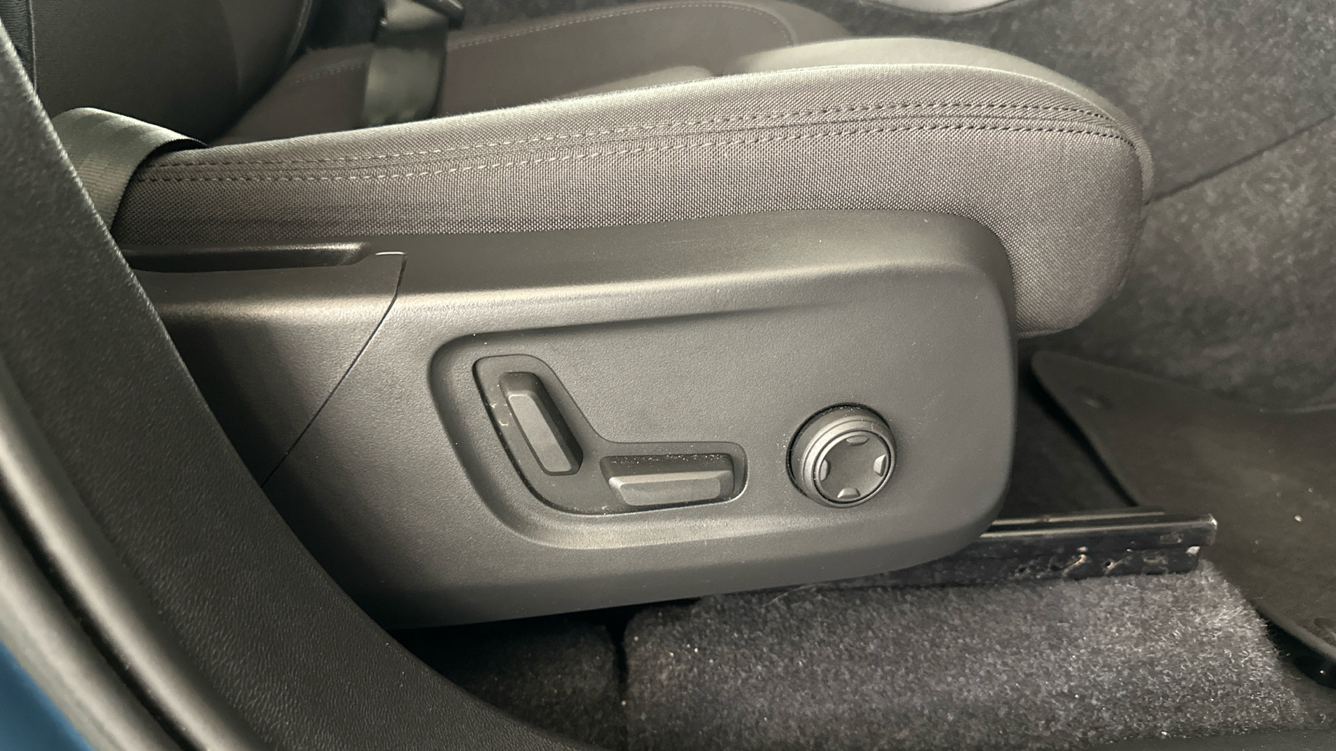 4020718 170kW Recharge Plus 69kWh 5dr Auto