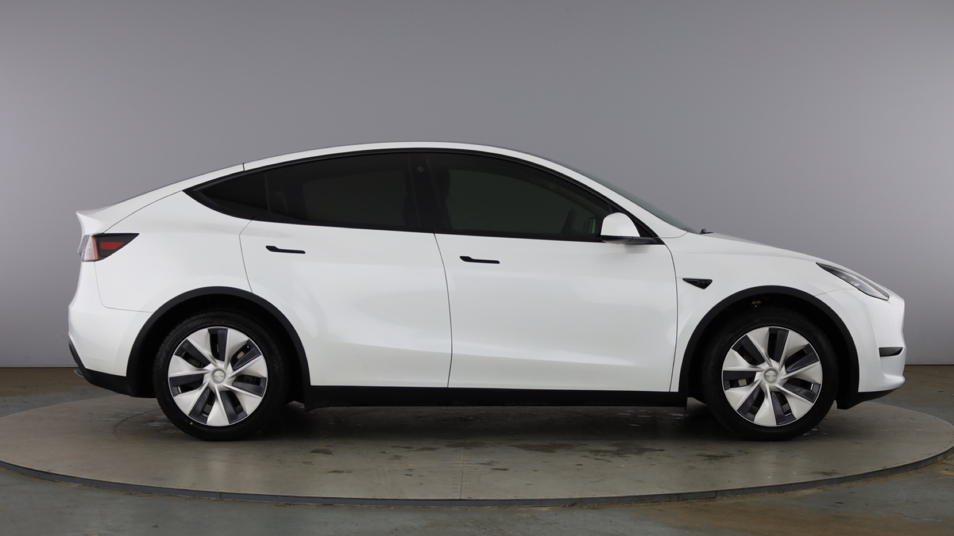 4020881 RWD 5dr Auto