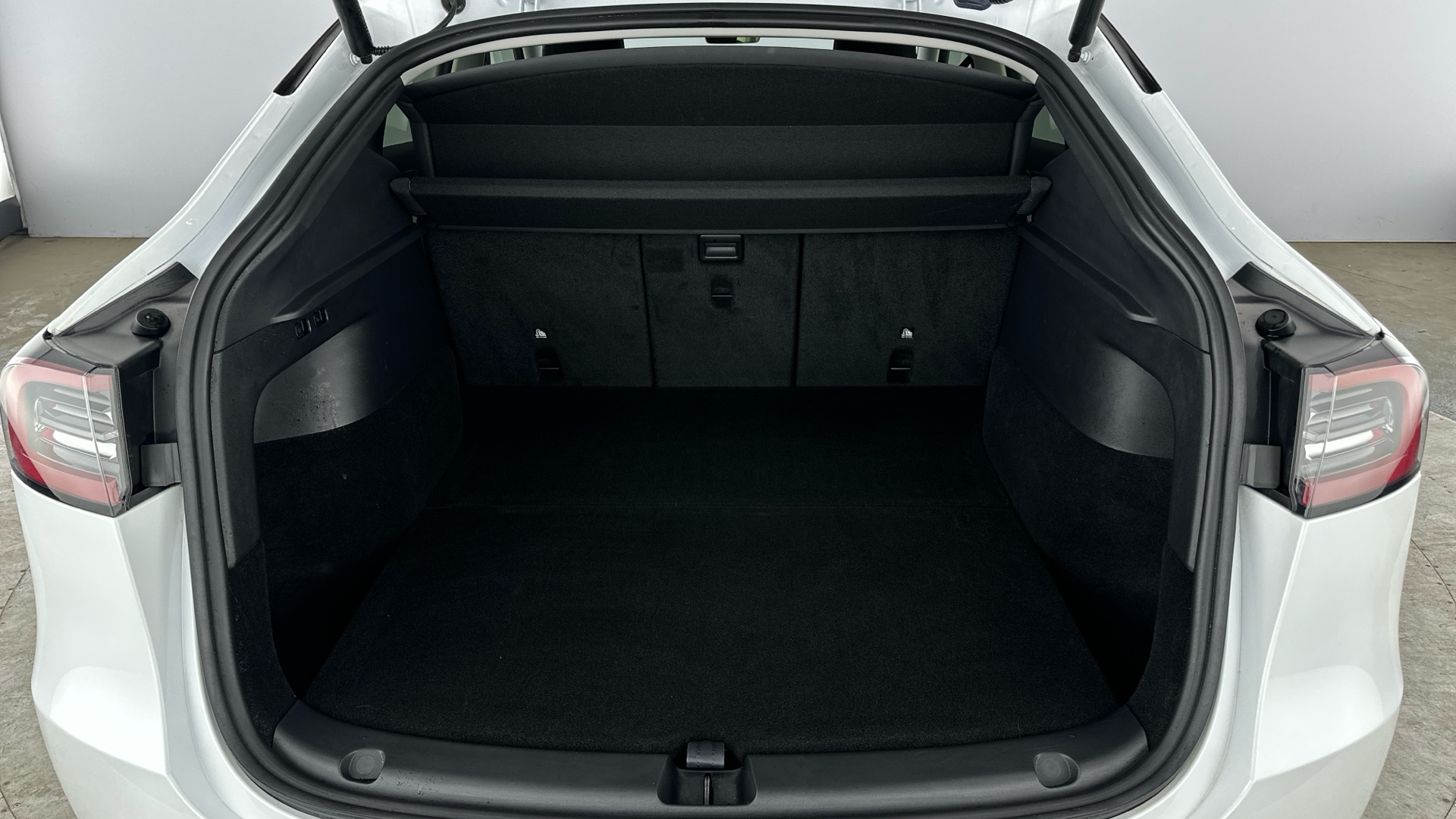 4020881 RWD 5dr Auto