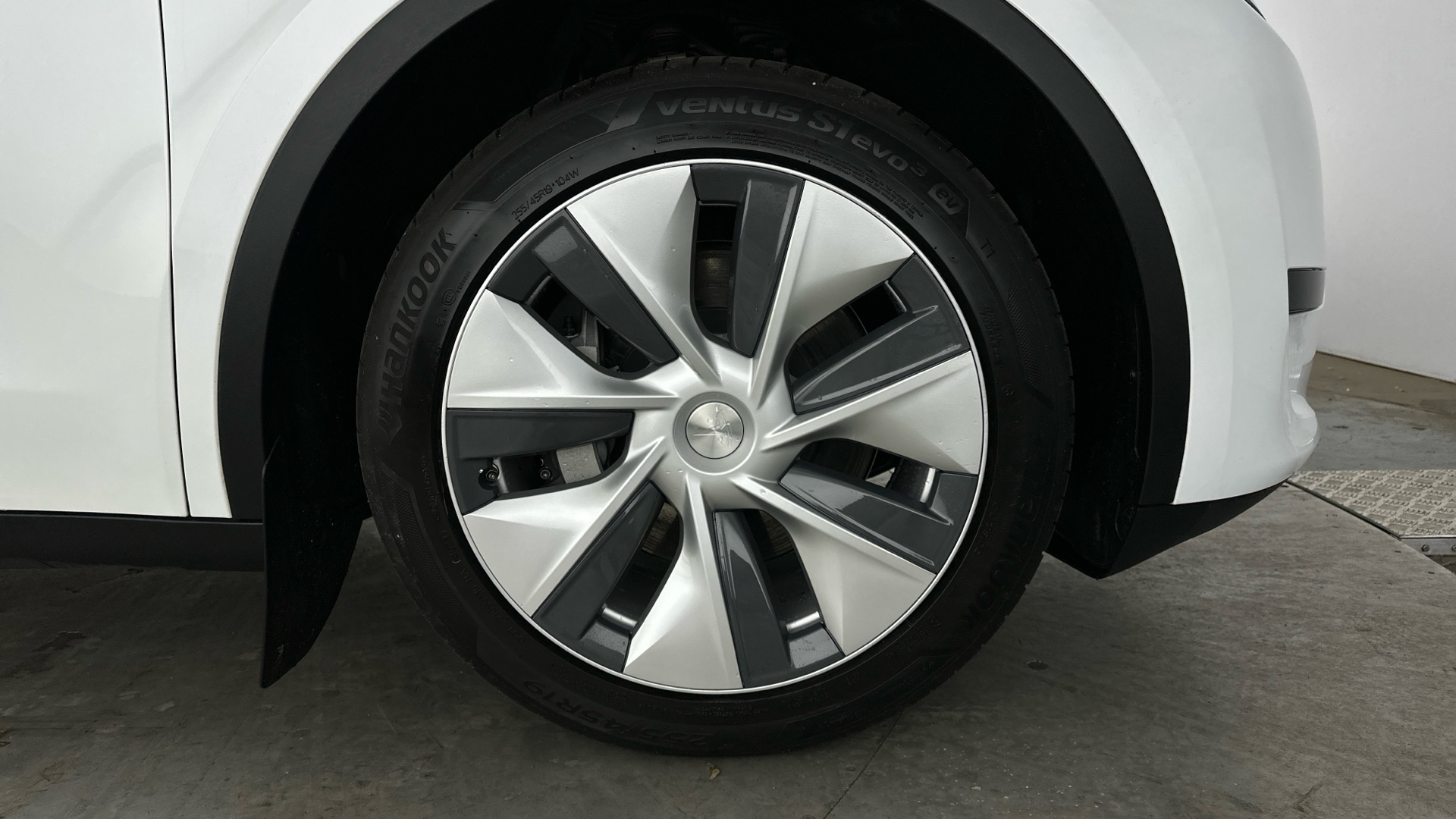 4020881 RWD 5dr Auto