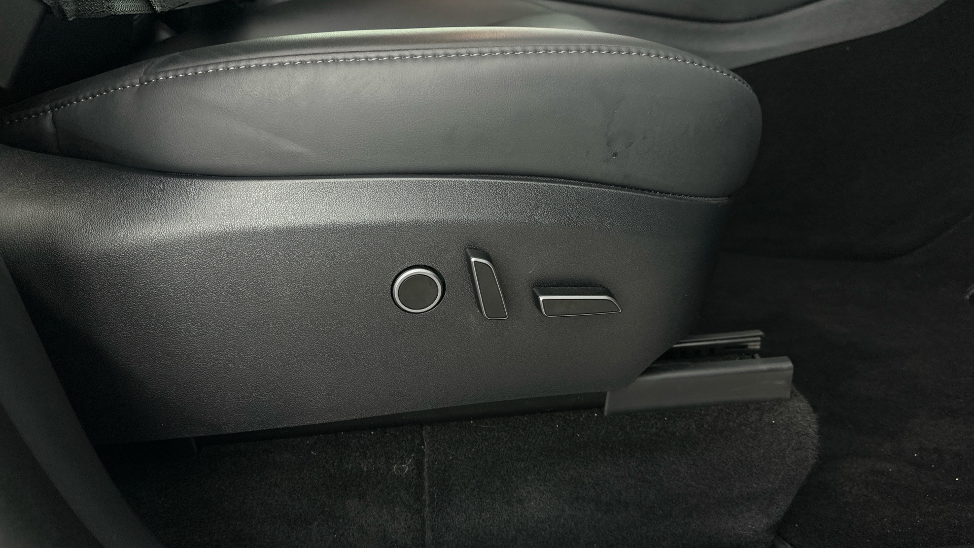 4020881 RWD 5dr Auto